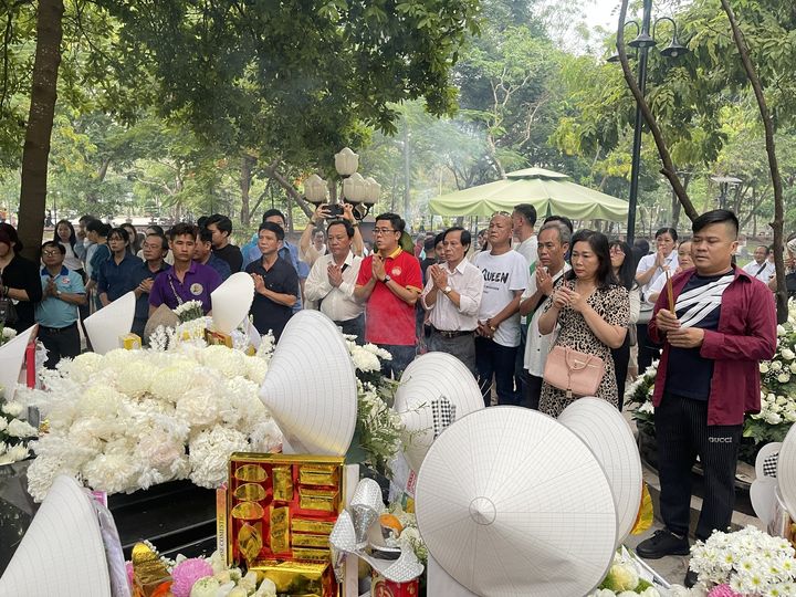 BÊN MỘ CHỊ VÕ THỊ SÁU